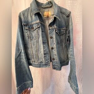 Levi’s Light Wash Denim Jacket – Classic Trucker Style M